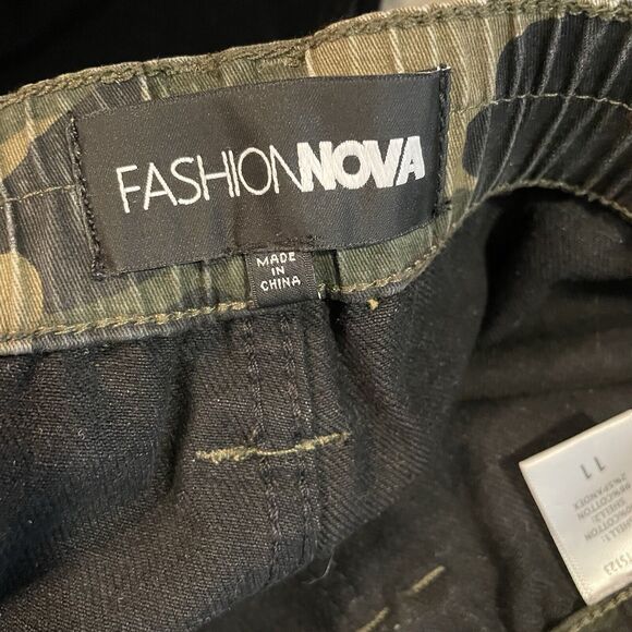 Fashion Nova Sz 11 Black Jeans Camo Cargo 90s Streetwear Retro Grunge Baggy - Picture 7 of 9